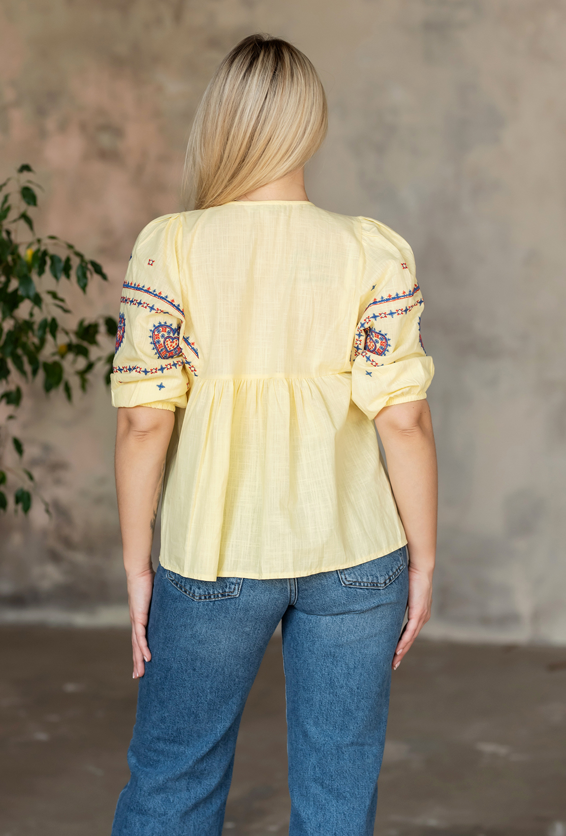 Желтая вышиванка с отрезной кокеткой  —  688565. Maritel. Изображенние 1
