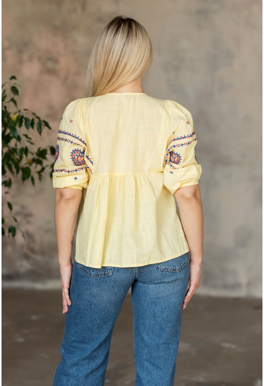Желтая вышиванка с отрезной кокеткой — 688565. Maritel. Изображенние 1 Желтая вышиванка с отрезной кокеткой — 688565. Maritel. Изображенние 1