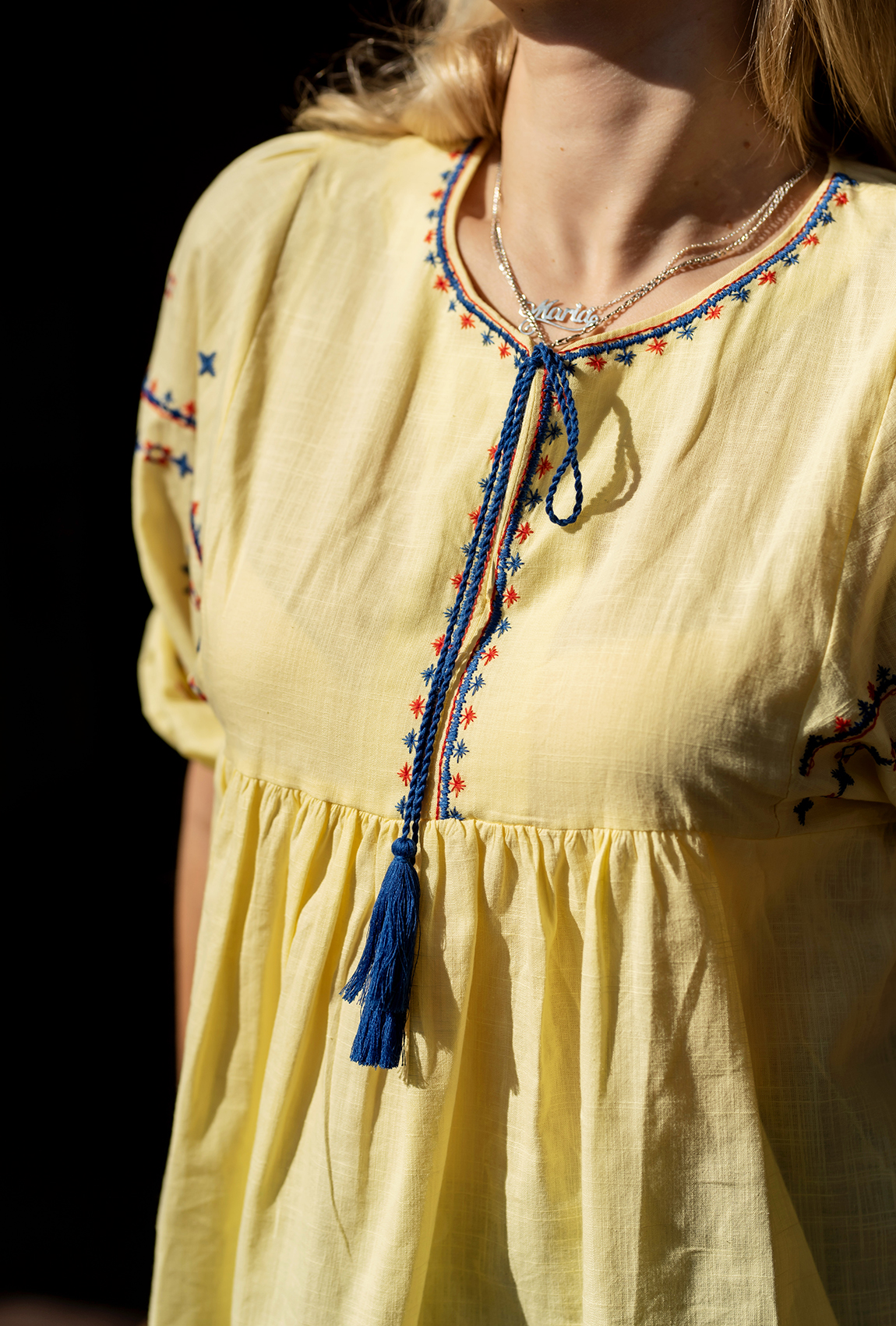 Желтая вышиванка с отрезной кокеткой  —  688565. Maritel. Изображенние 2