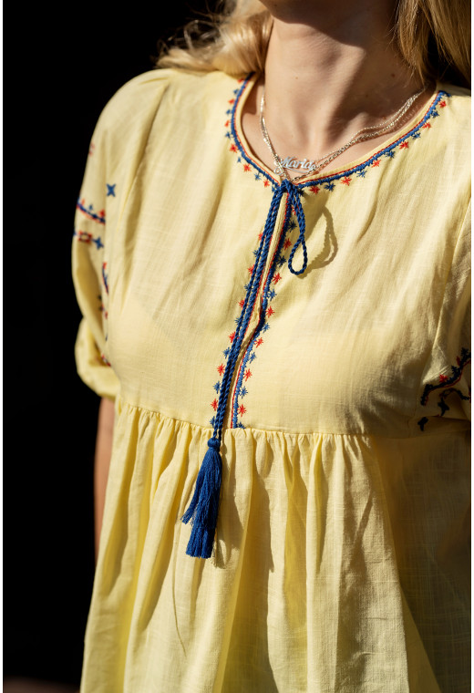 Желтая вышиванка с отрезной кокеткой — 688565. Maritel. Изображенние 2 Желтая вышиванка с отрезной кокеткой — 688565. Maritel. Изображенние 2