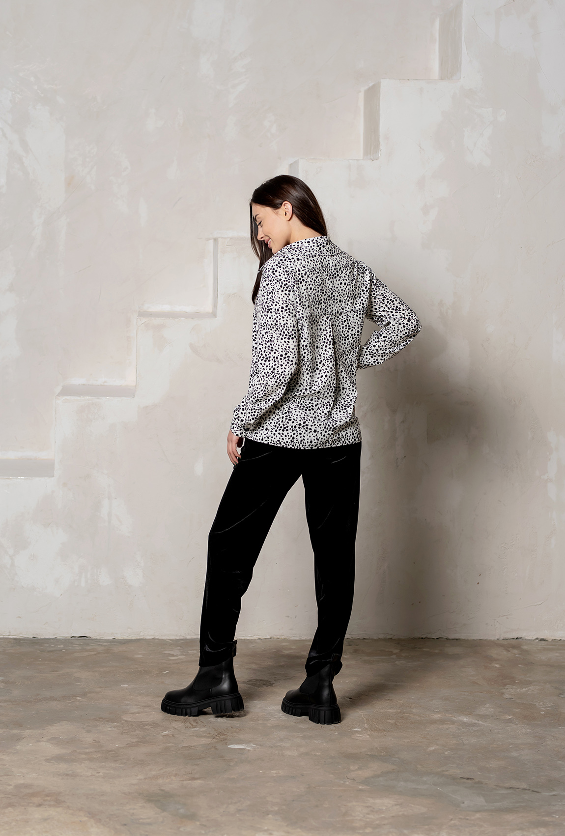 Черные бархатные брюки —  980036. Maritel. Изображенние 1 Черные бархатные брюки —  980036. Maritel. Изображенние 1