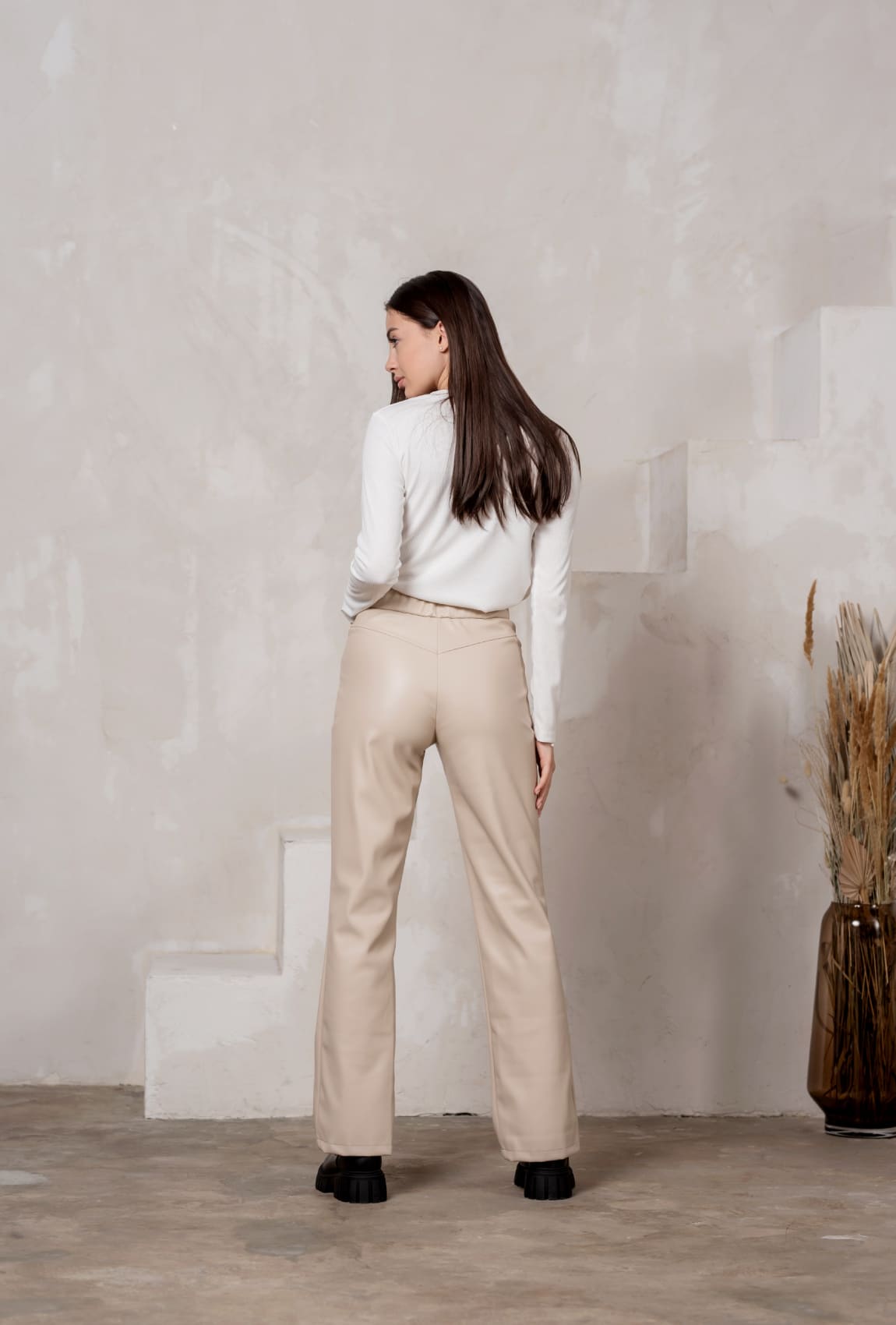 Бежеві брюки екошкіра з розрізами — 302761. Maritel. Зображення 1 Бежеві брюки екошкіра з розрізами — 302761. Maritel. Зображення 1