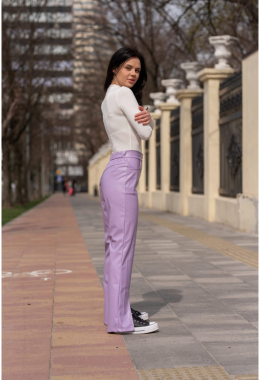 Лавандовые штаны экокожа с разрезами — 377551. Maritel. Изображенние 2 Лавандовые штаны экокожа с разрезами — 377551. Maritel. Изображенние 2