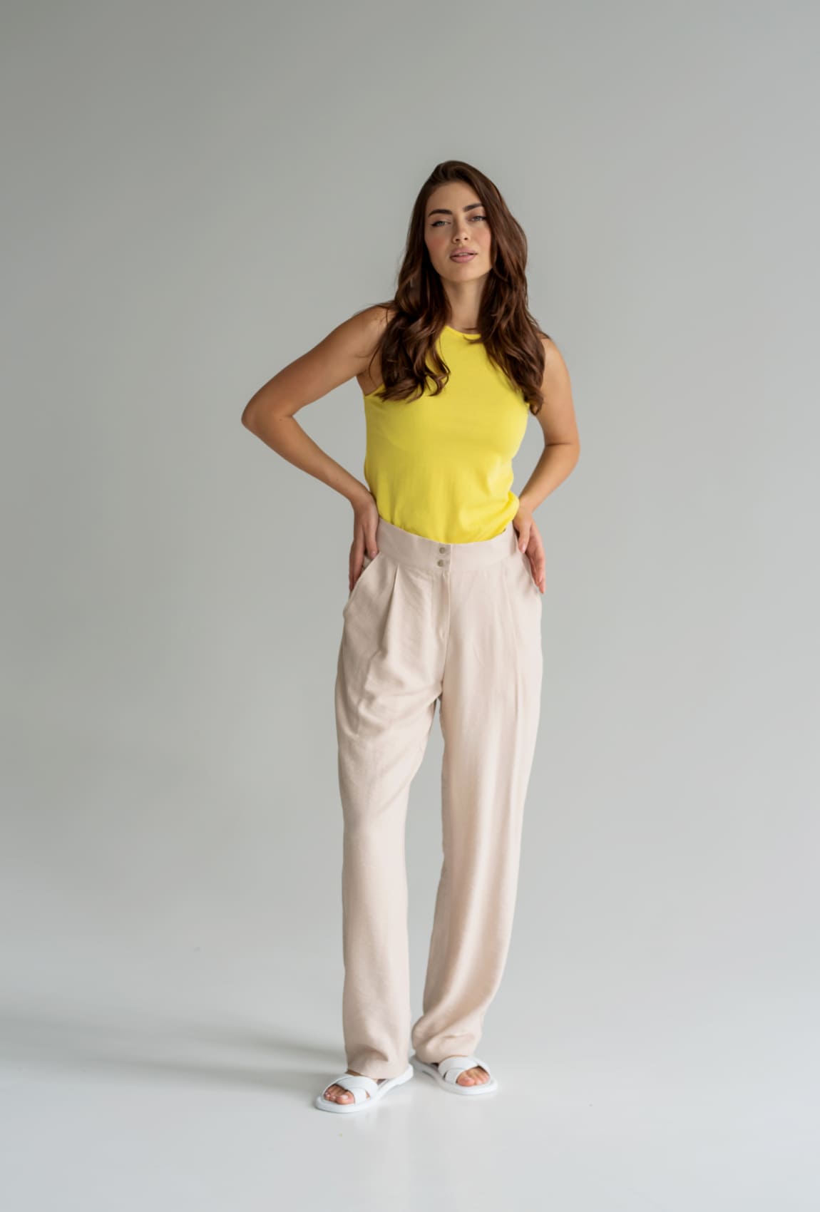 Бежевые классические льняные брюки —  527269. Maritel Бежевые классические льняные брюки —  527269. Maritel