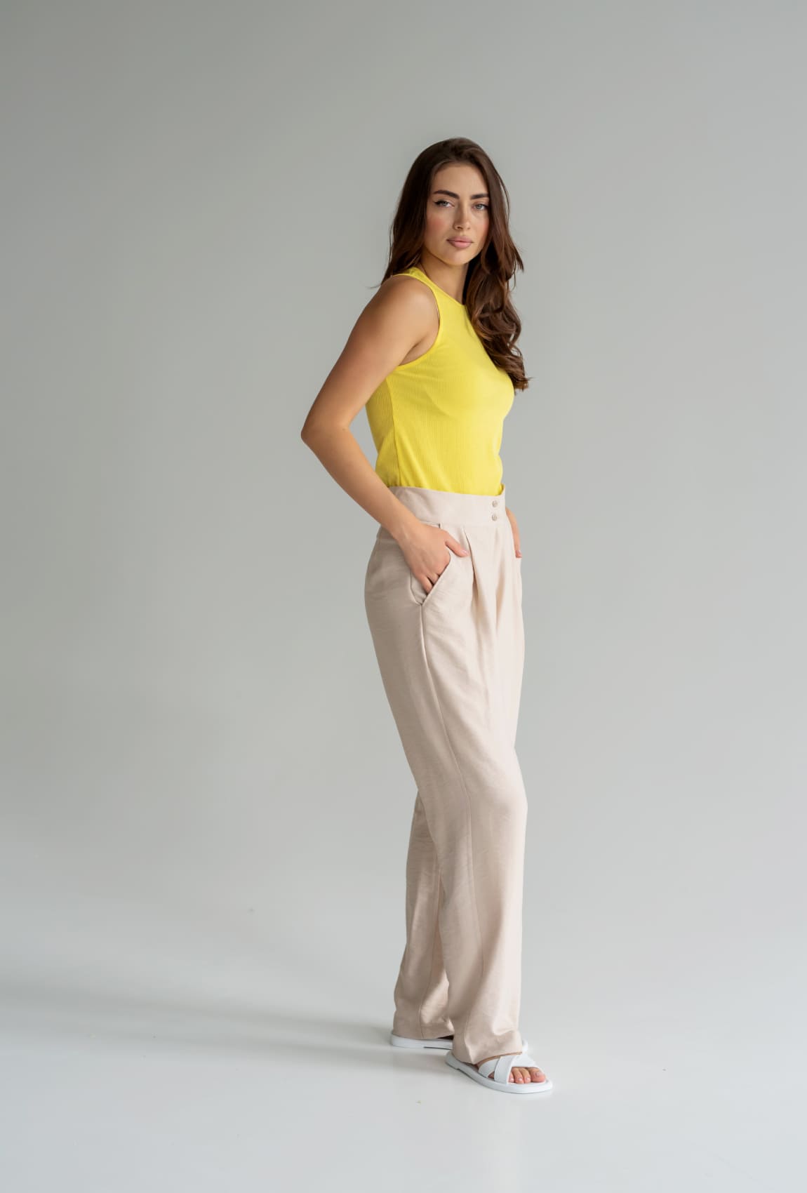 Бежевые классические льняные брюки —  527269. Maritel. Изображенние 2 Бежевые классические льняные брюки —  527269. Maritel. Изображенние 2