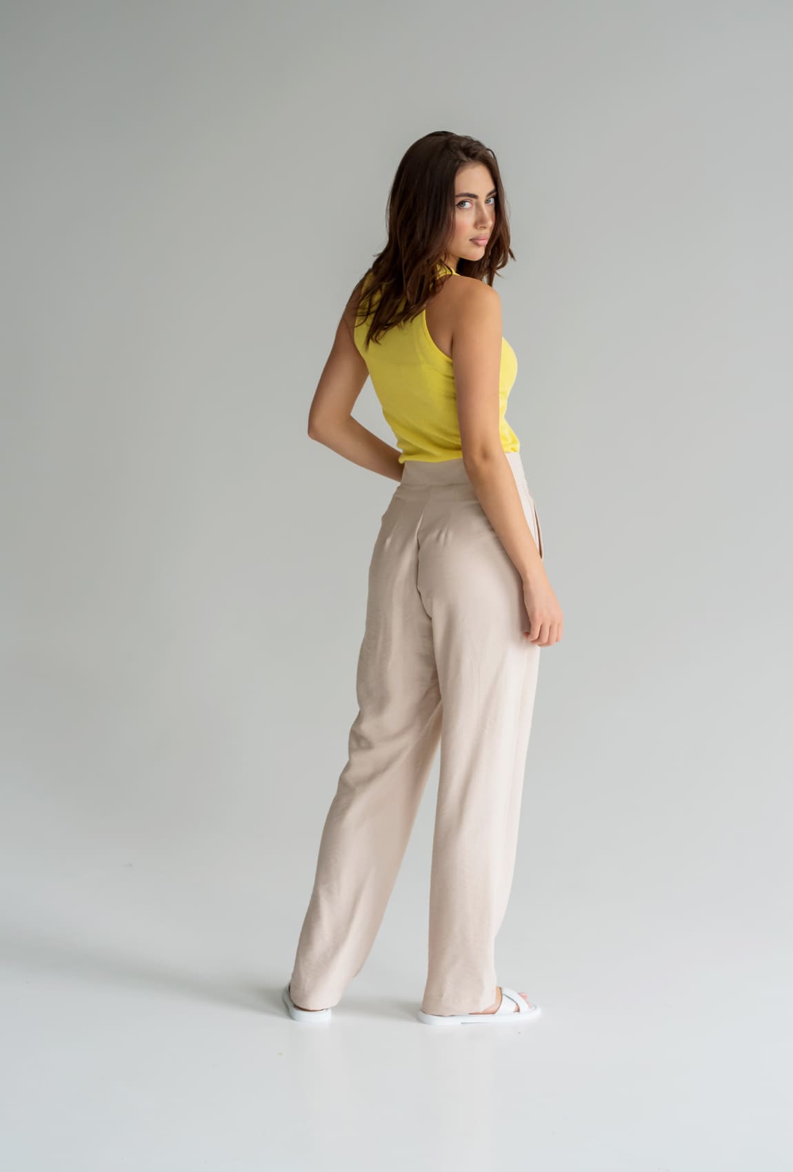 Бежевые классические льняные брюки —  527269. Maritel. Изображенние 1 Бежевые классические льняные брюки —  527269. Maritel. Изображенние 1