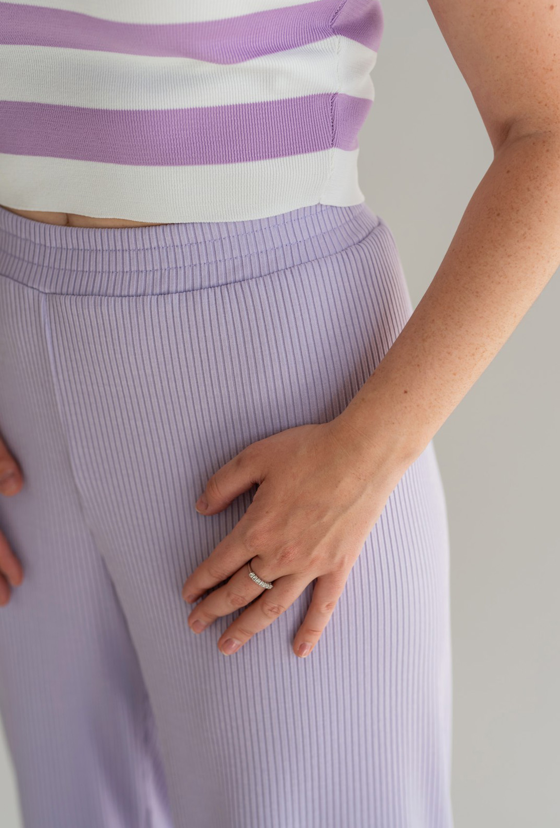 Лавандовые брюки в рубчик —  642206. Maritel. Изображенние 1 Лавандовые брюки в рубчик —  642206. Maritel. Изображенние 1