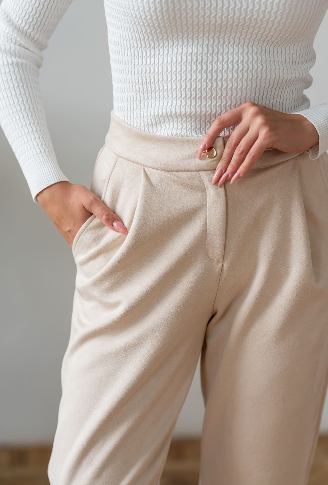 Бежевые замшевые брюки —  898404. Maritel. Изображенние 2