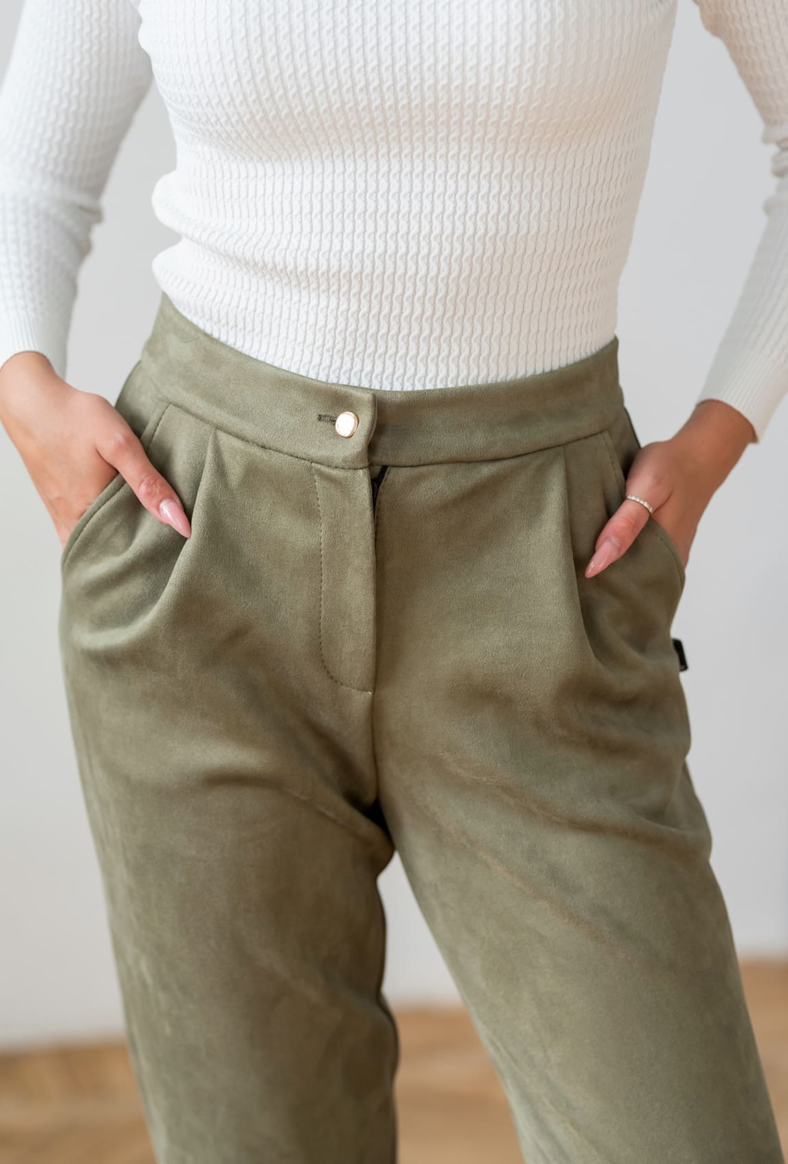 Замшевые брюки хаки —  552895. Maritel. Изображенние 1