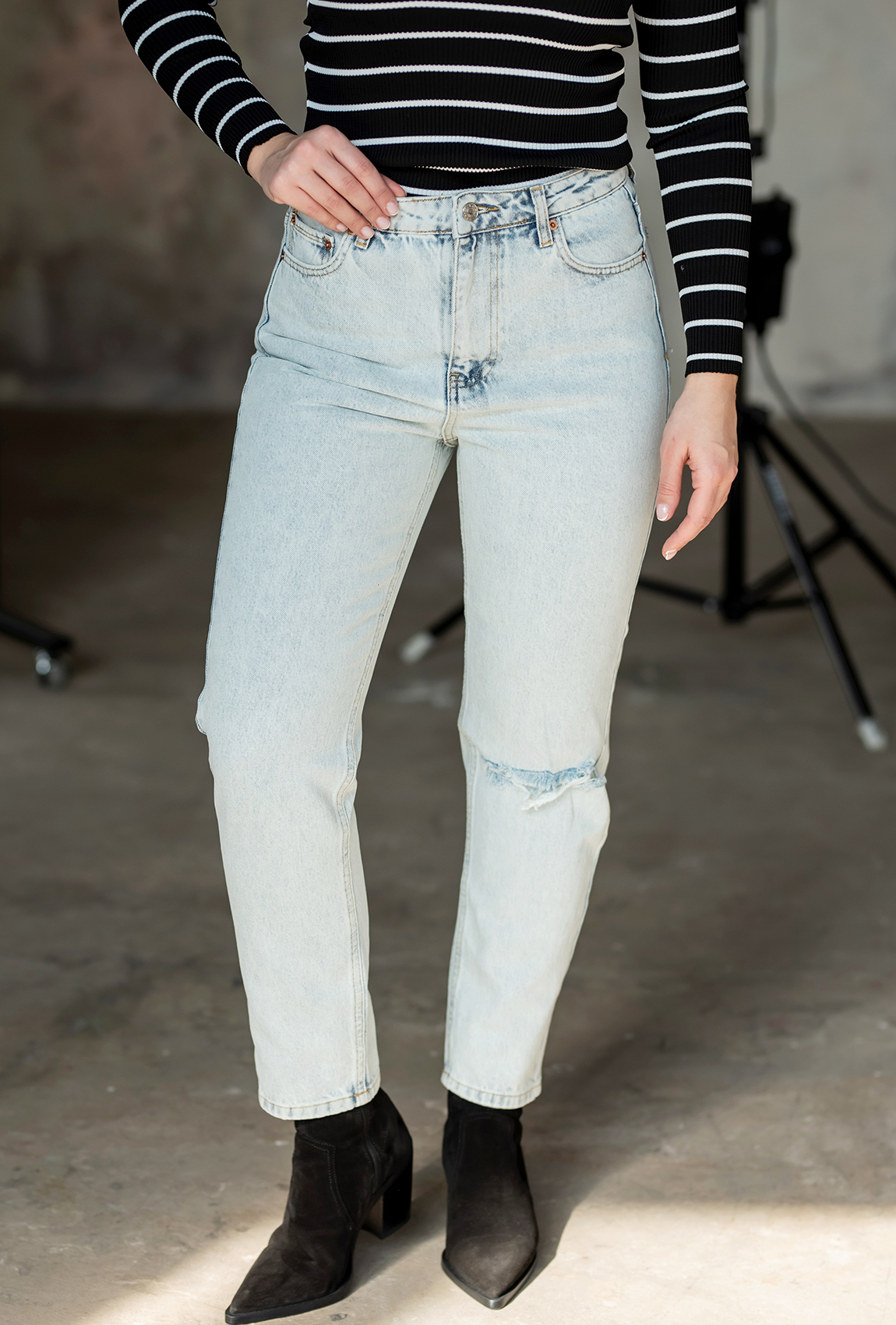 Блакитні джинси МОМ рвані — 654448. Maritel. Зображення 2 Блакитні джинси МОМ рвані — 654448. Maritel. Зображення 2