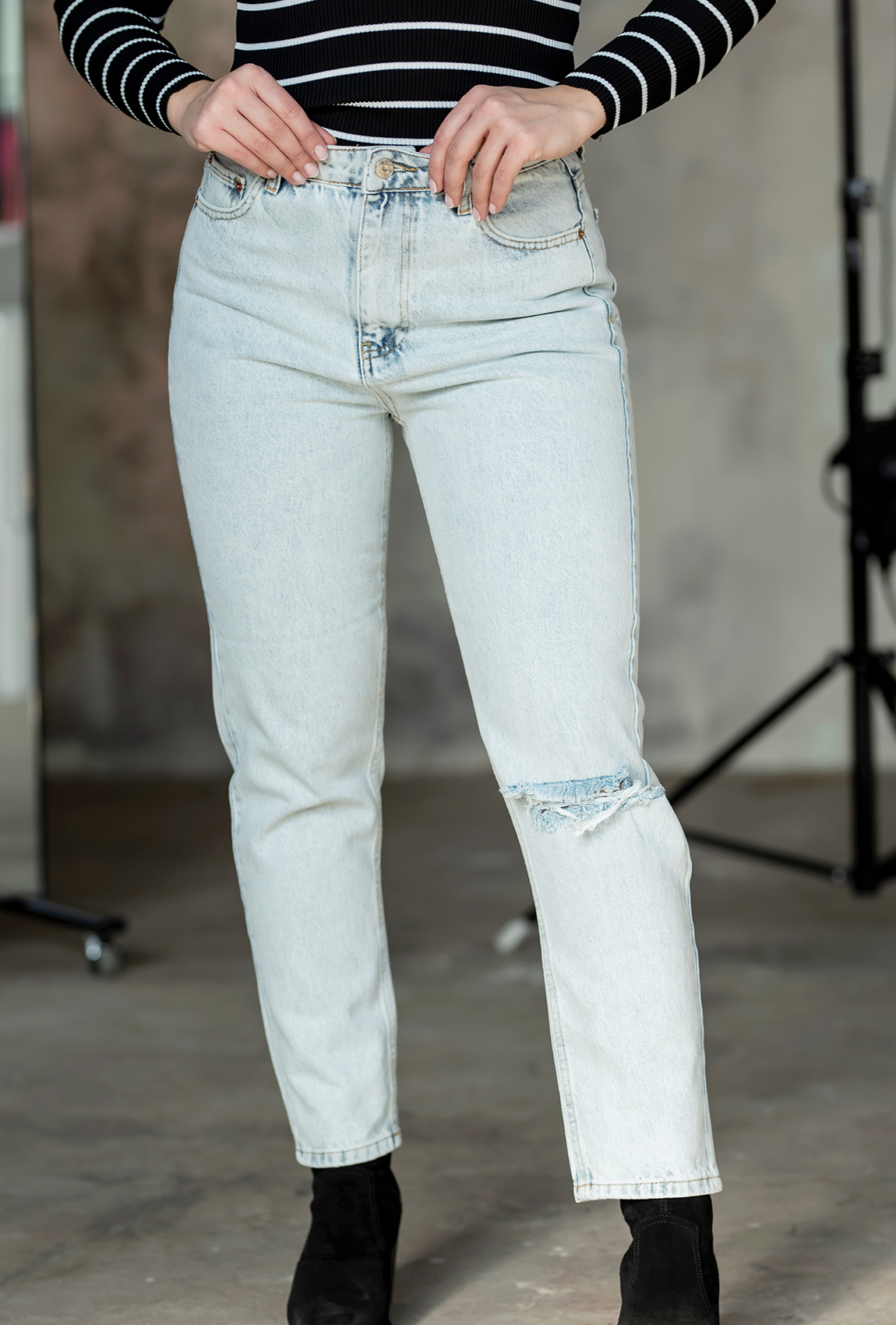 Блакитні джинси МОМ рвані — 654448. Maritel. Зображення 1 Блакитні джинси МОМ рвані — 654448. Maritel. Зображення 1