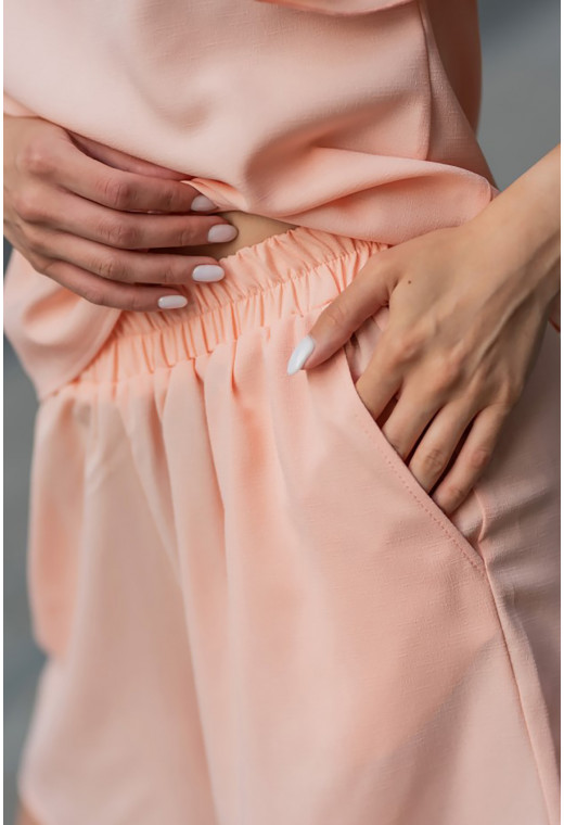 Персиковый костюм флирт с шортами — 935761. Maritel. Изображенние 1 Персиковый костюм флирт с шортами — 935761. Maritel. Изображенние 1