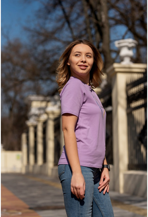 Лавандова футболка з принтом — 697068. Maritel. Зображення 2 Лавандова футболка з принтом — 697068. Maritel. Зображення 2