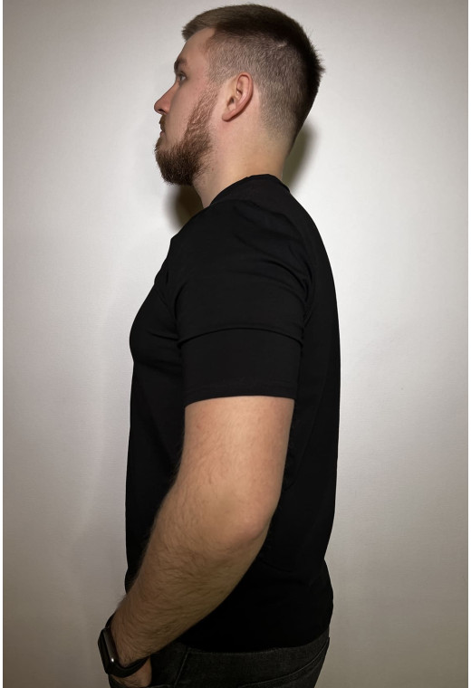 Чорна чоловіча футболка з тризубом — 972258. Maritel. Зображення 1 Чорна чоловіча футболка з тризубом — 972258. Maritel. Зображення 1