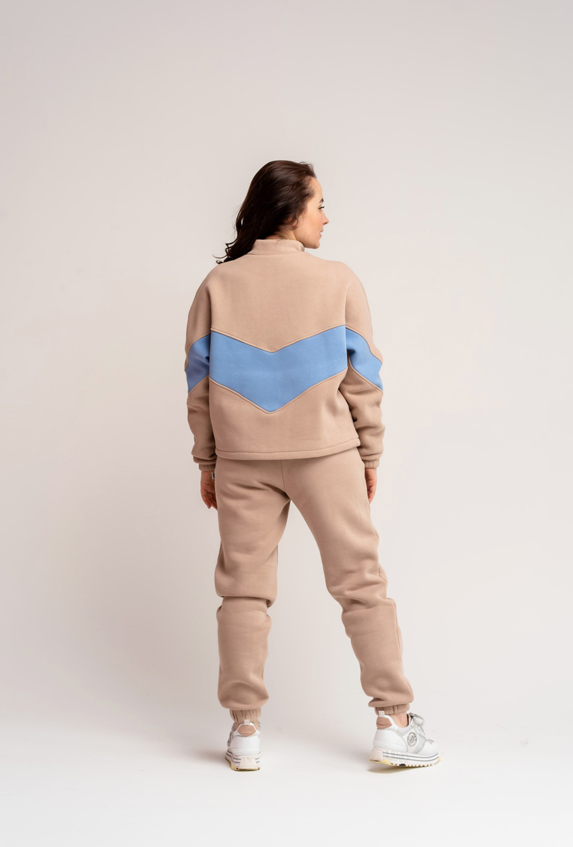 Бежевый костюм футер на молнии — 568973. Maritel. Изображенние 2 Бежевый костюм футер на молнии — 568973. Maritel. Изображенние 2