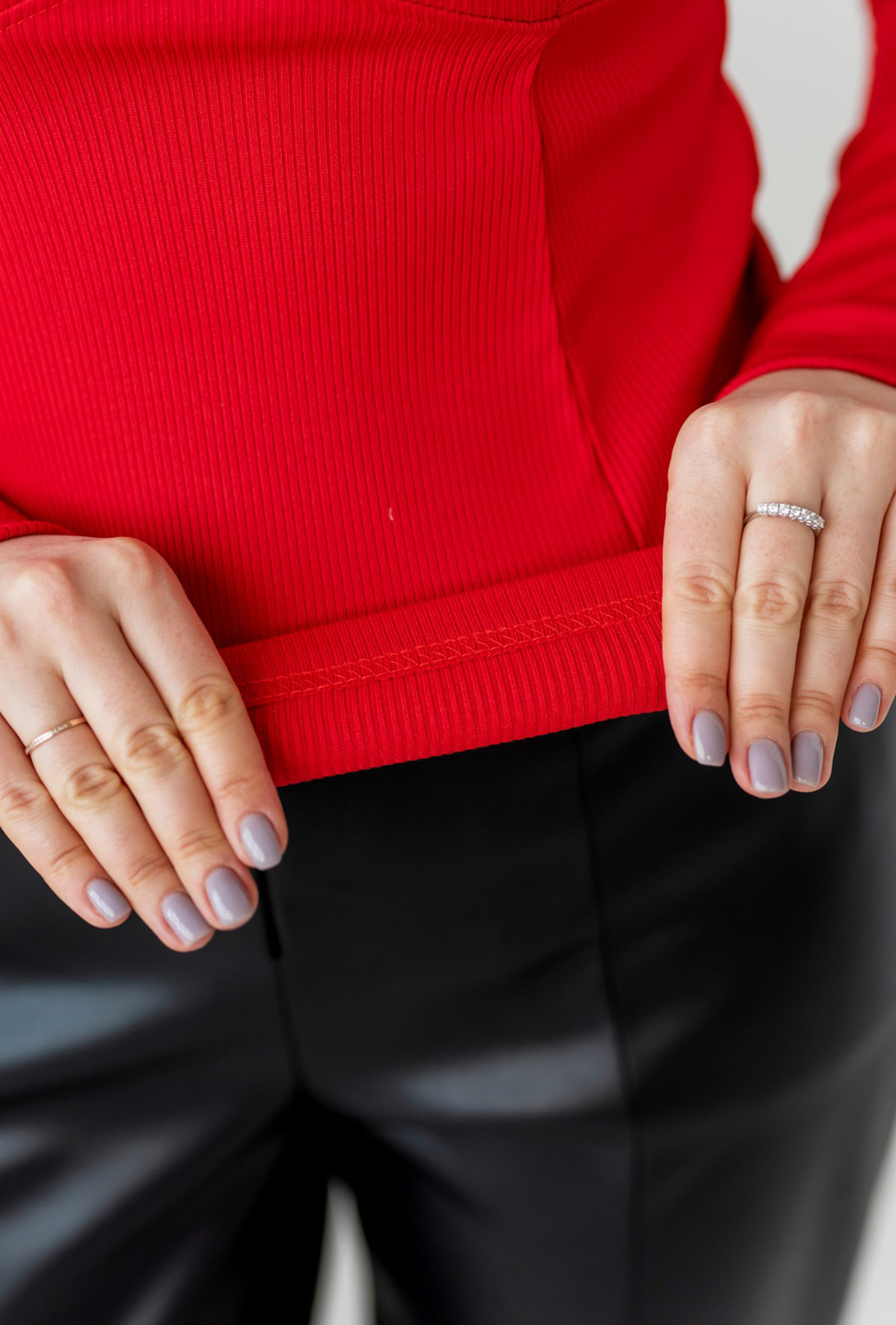 Червоний гольф з підрізом — 312478. Maritel. Зображення 1 Червоний гольф з підрізом — 312478. Maritel. Зображення 1