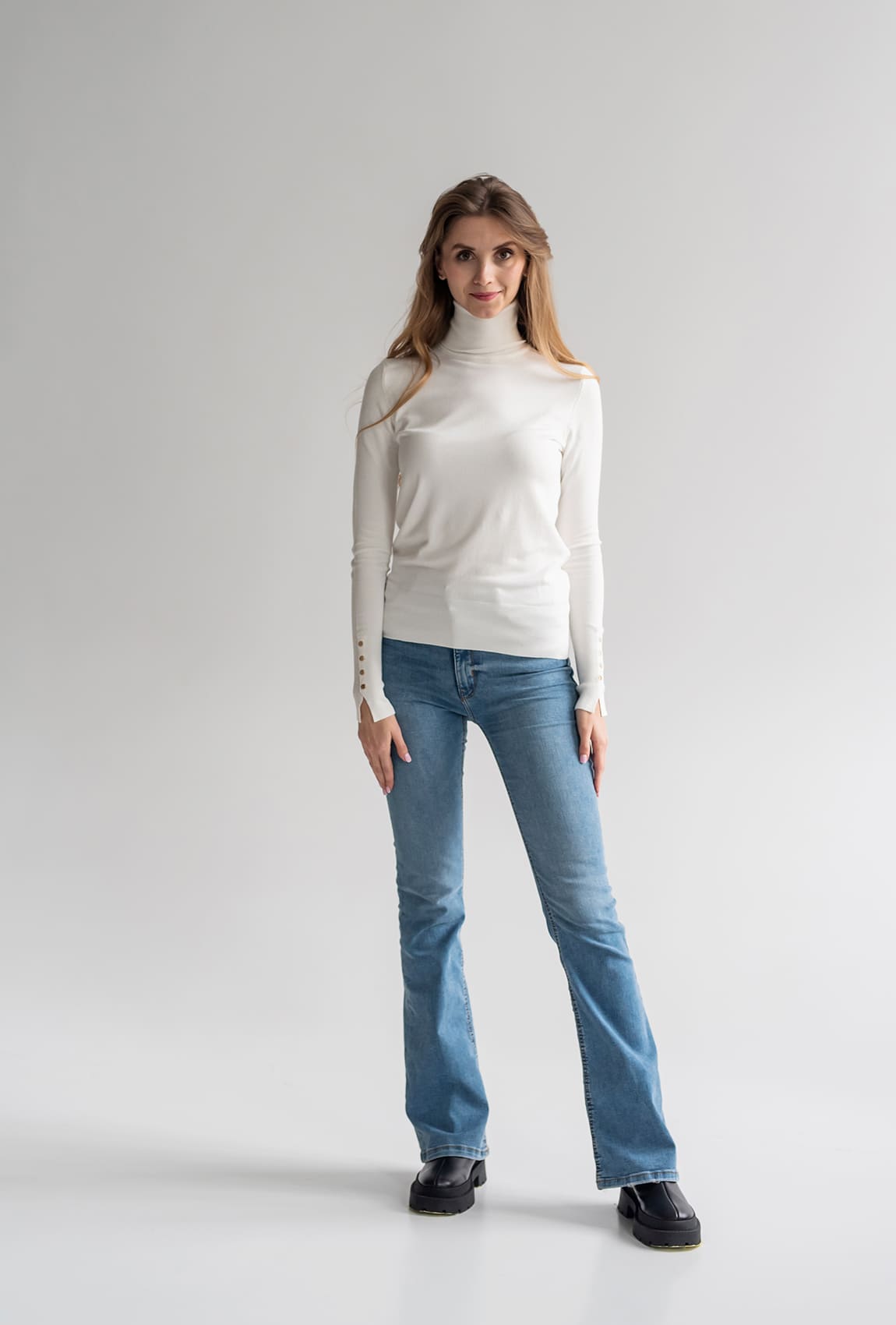 Молочний гольф з гудзиками на рукавах —  153202. Maritel