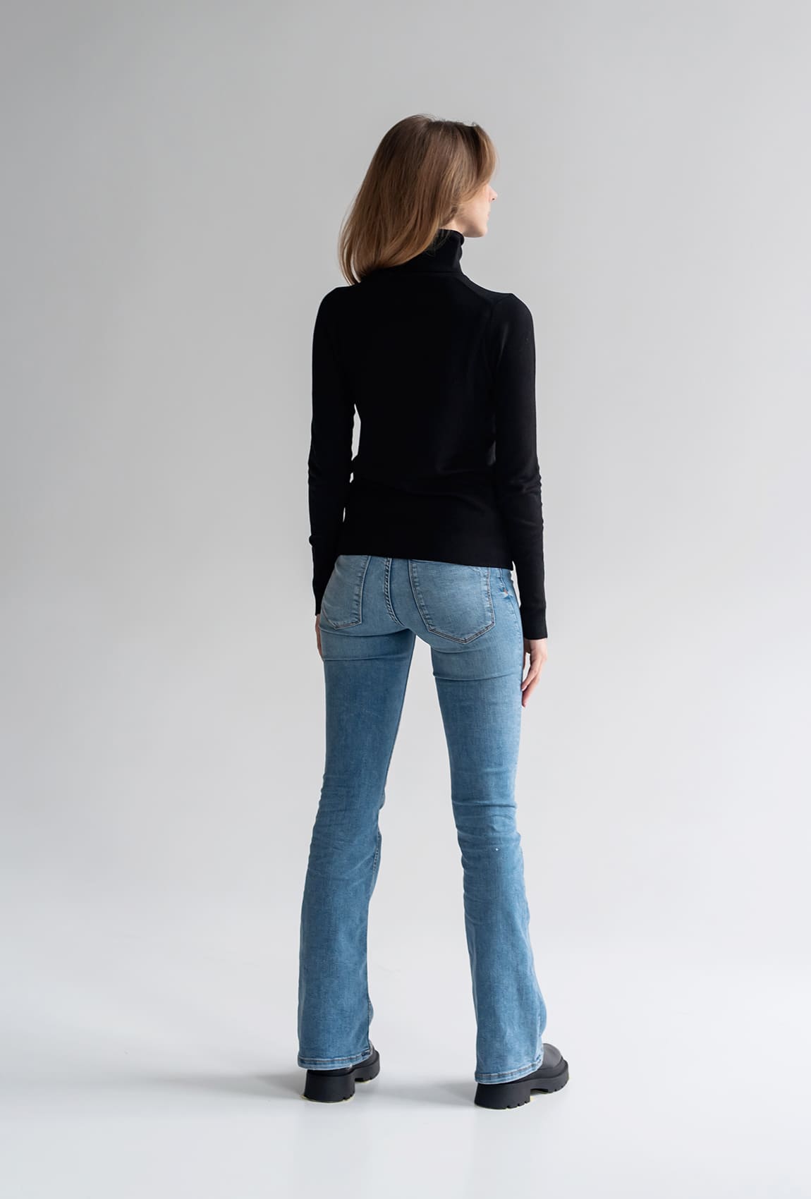 Чорний гольф з гудзиками на рукавах —  838320. Maritel. Зображення 1