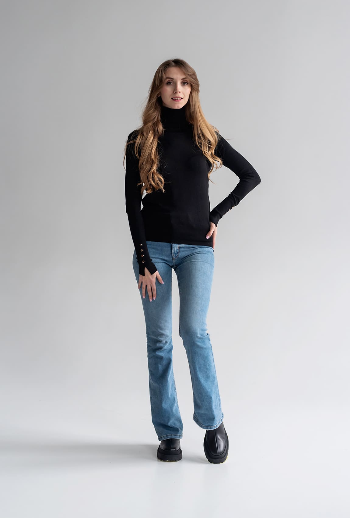 Чорний гольф з гудзиками на рукавах —  838320. Maritel