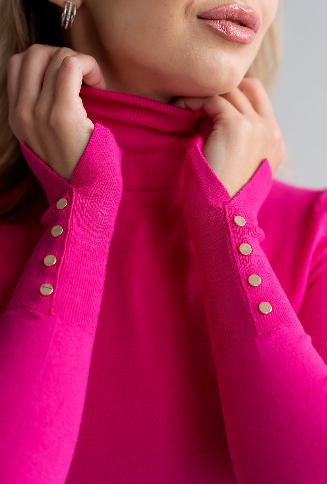 Малиновий гольф з гудзиками на рукавах —  103646. Maritel. Зображення 1
