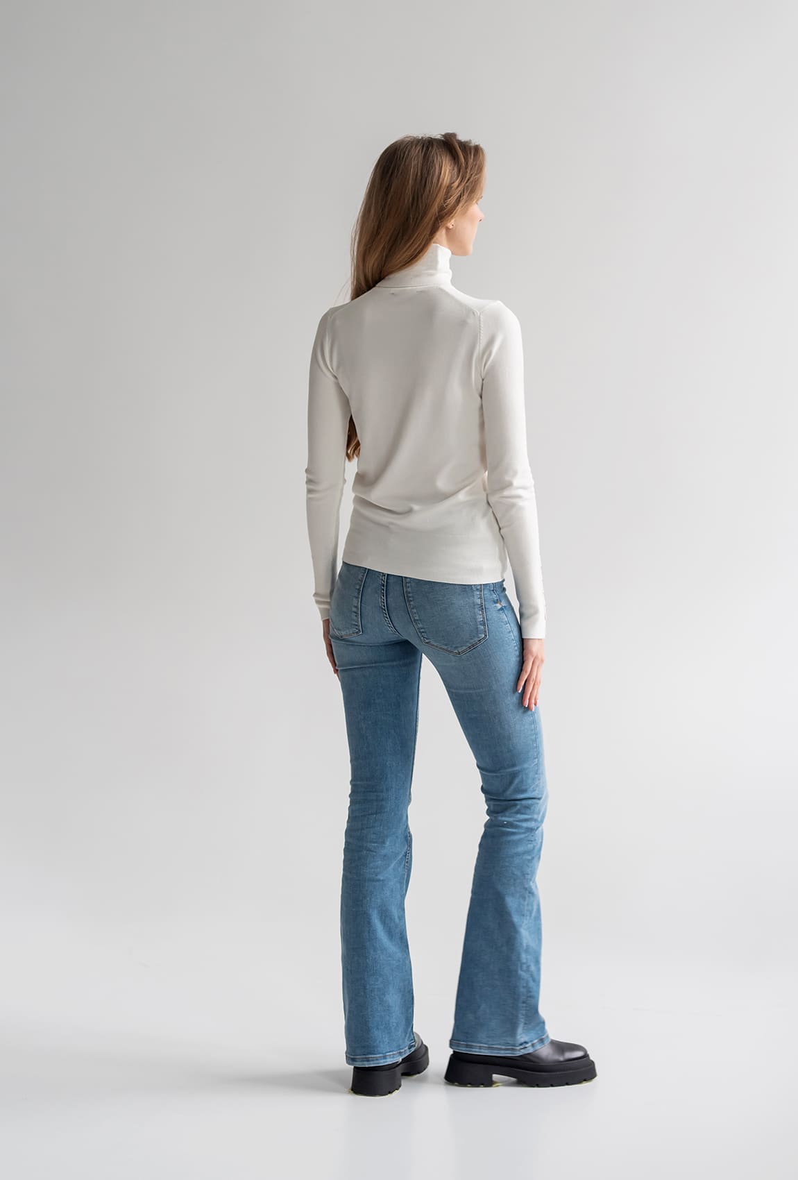 Молочний гольф з гудзиками на рукавах —  153202. Maritel. Зображення 2