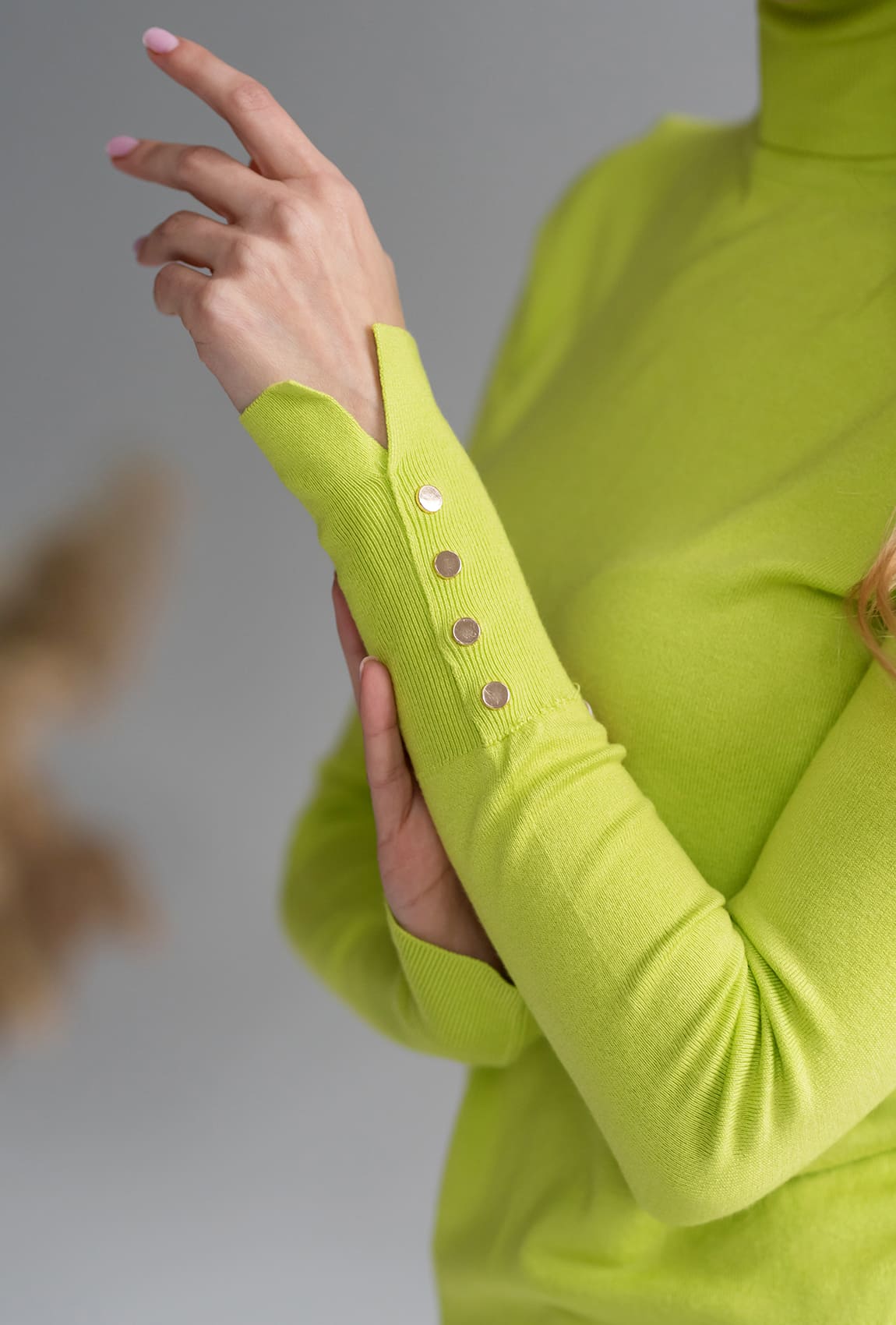 Салатовий гольф з гудзиками на рукавах —  835942. Maritel. Зображення 2