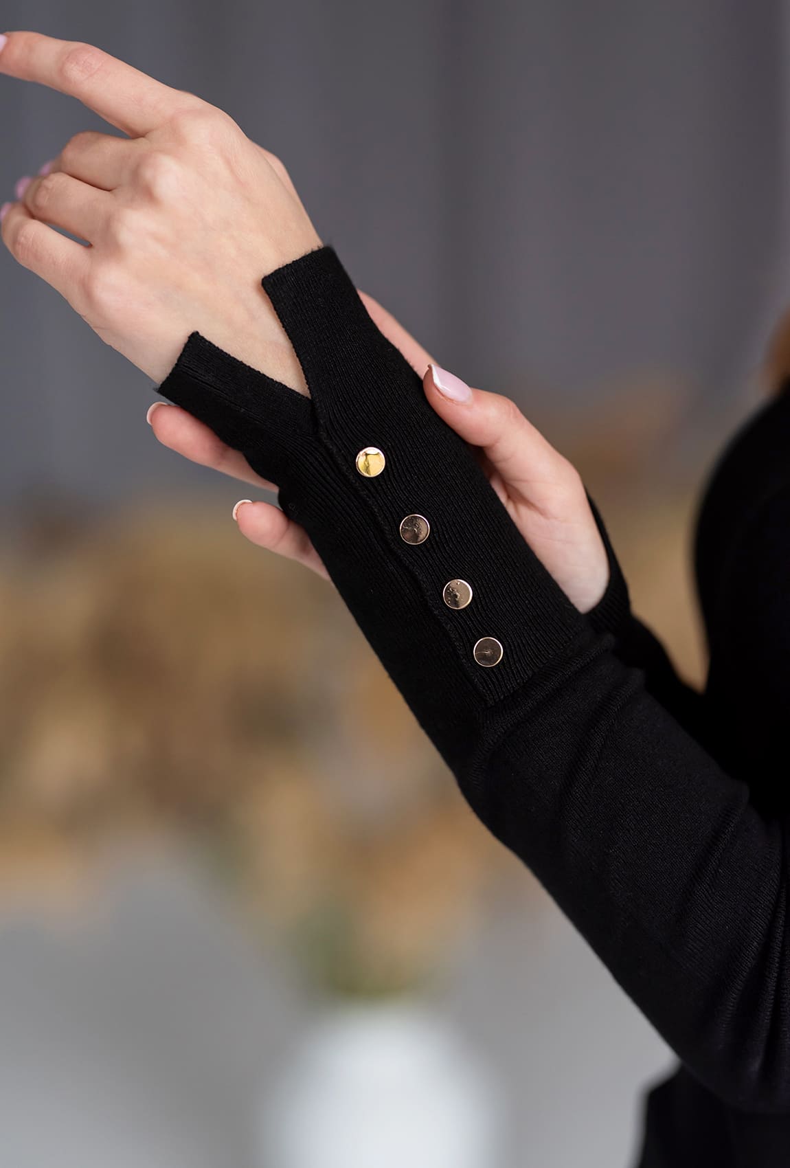 Чорний гольф з гудзиками на рукавах —  838320. Maritel. Зображення 2