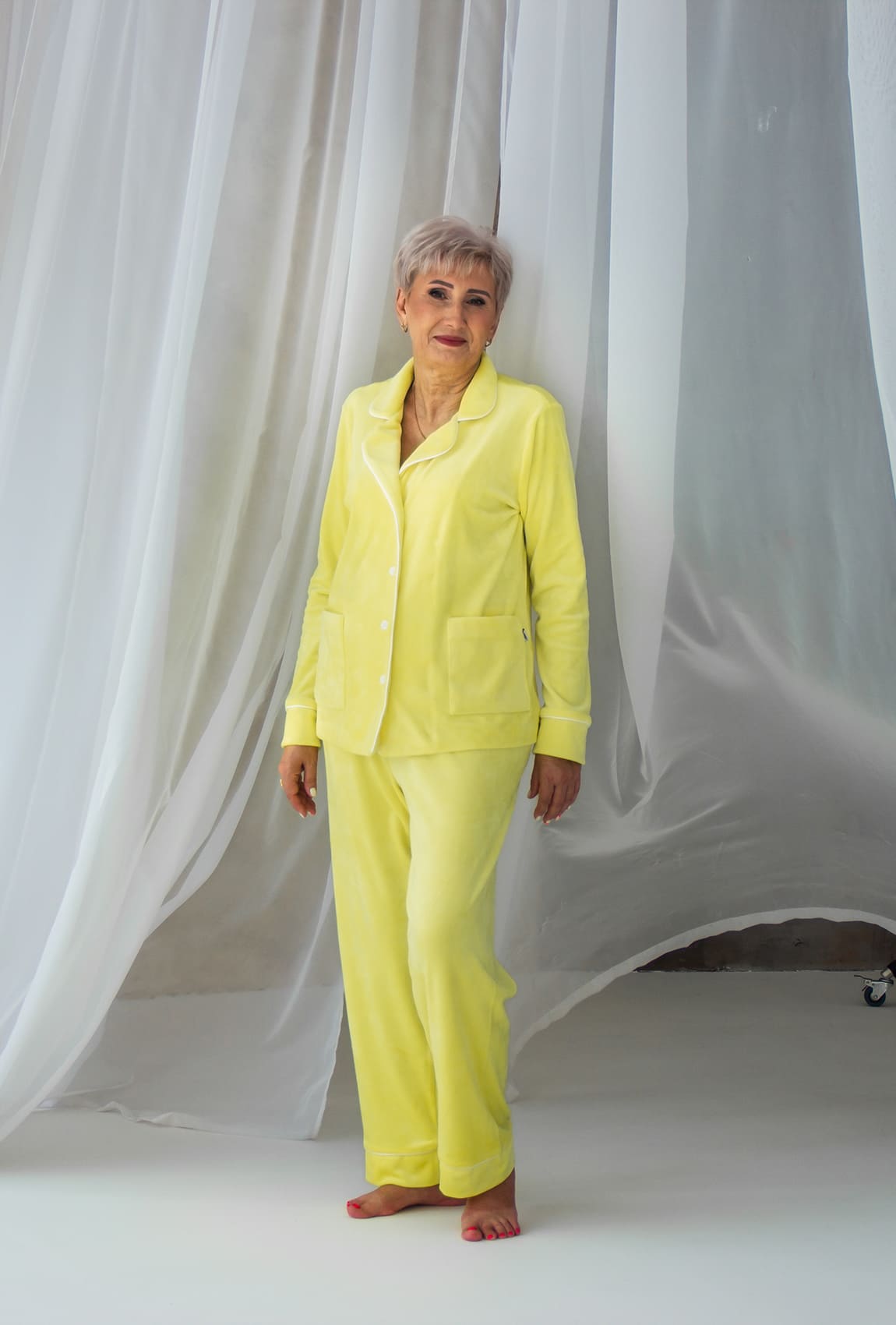 Желтый костюм кант на пуговицах —  907438. Maritel Желтый костюм кант на пуговицах —  907438. Maritel