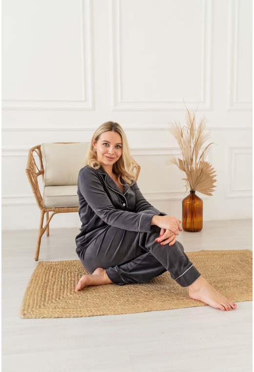 Сірий костюм кант на ґудзиках — 324679. Maritel. Зображення 1 Сірий костюм кант на ґудзиках — 324679. Maritel. Зображення 1