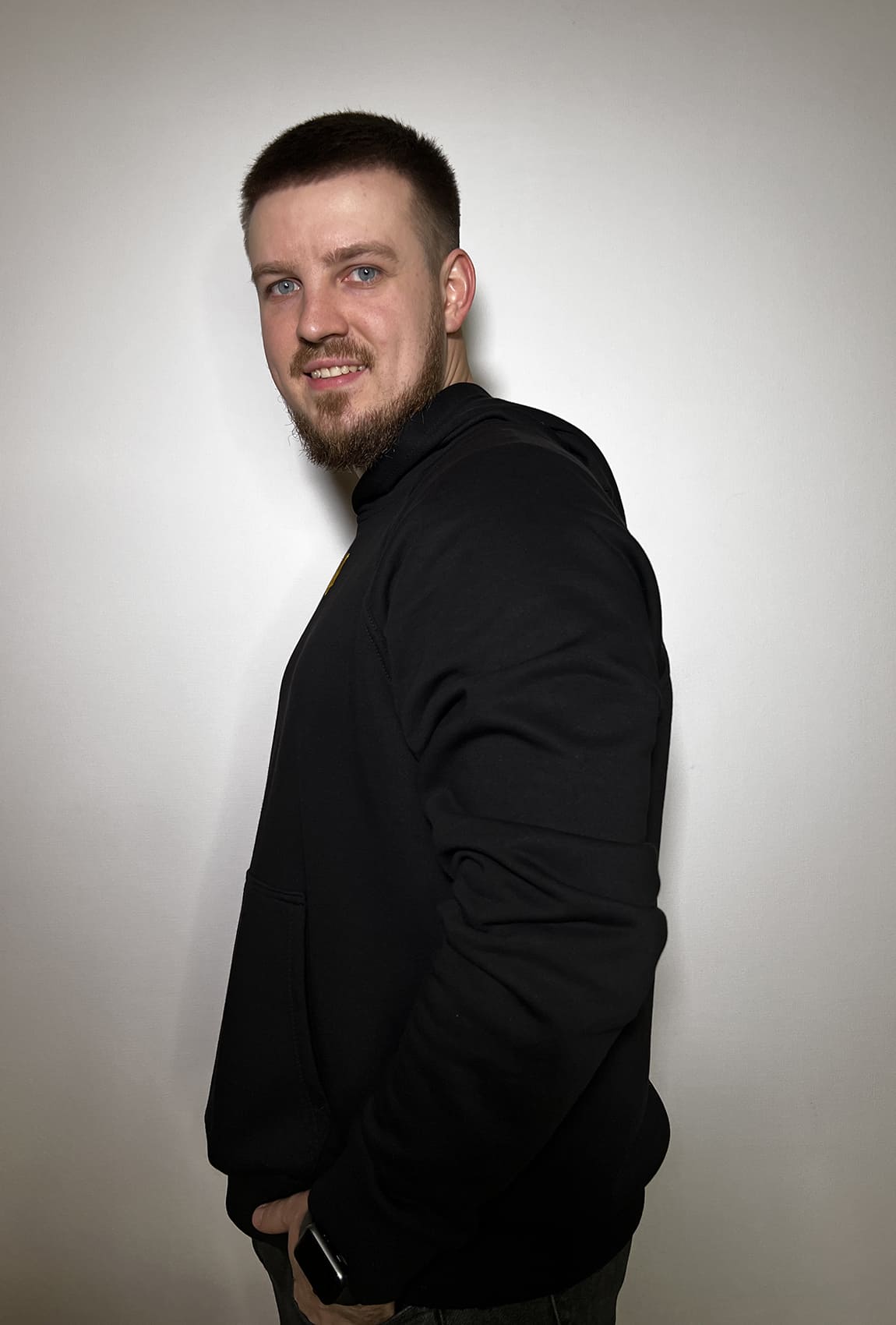 Чорне патріотичне чоловіче худі з тризубом —  962121. Maritel. Зображення 2