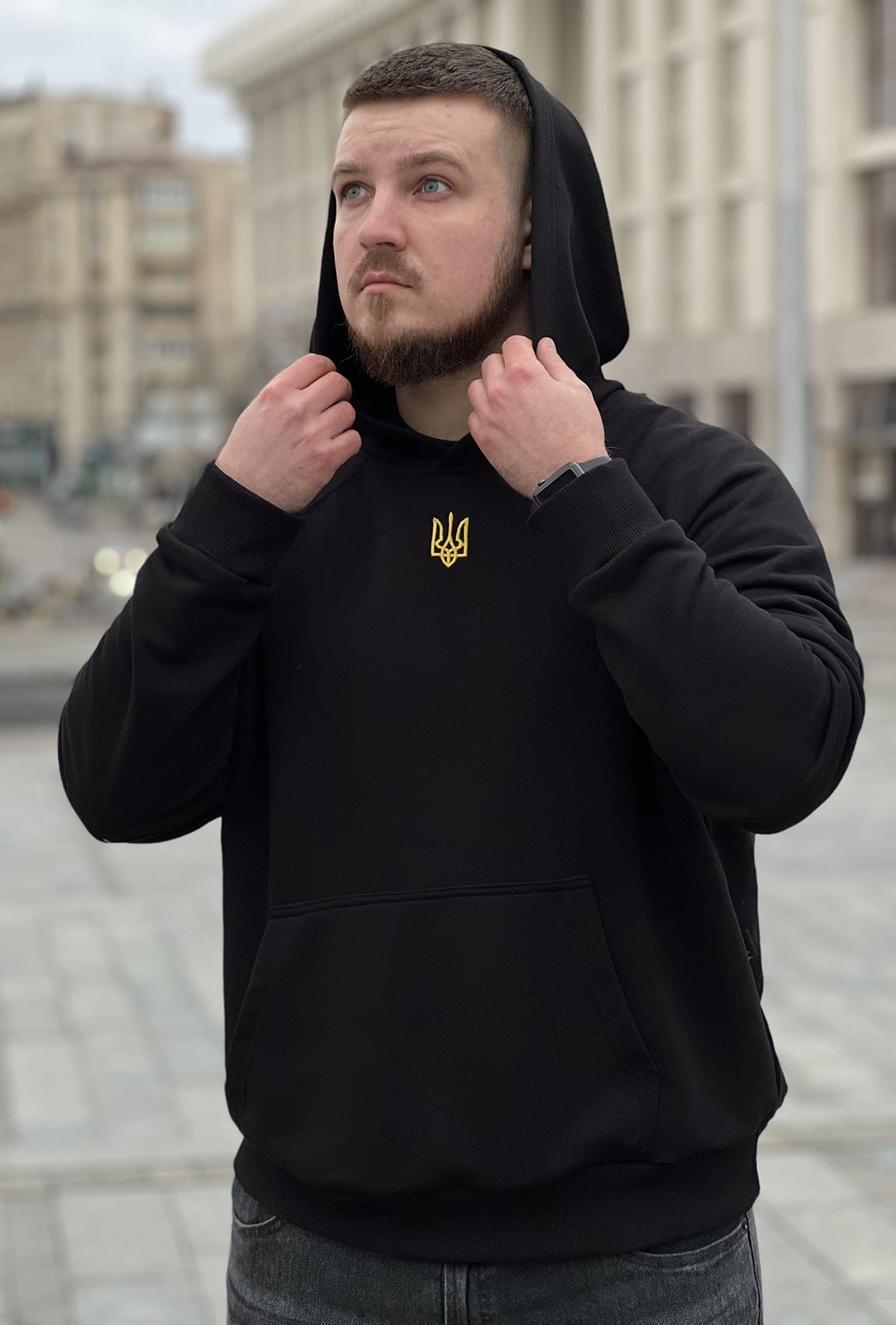 Чорне патріотичне чоловіче худі з тризубом —  962121. Maritel. Зображення 1