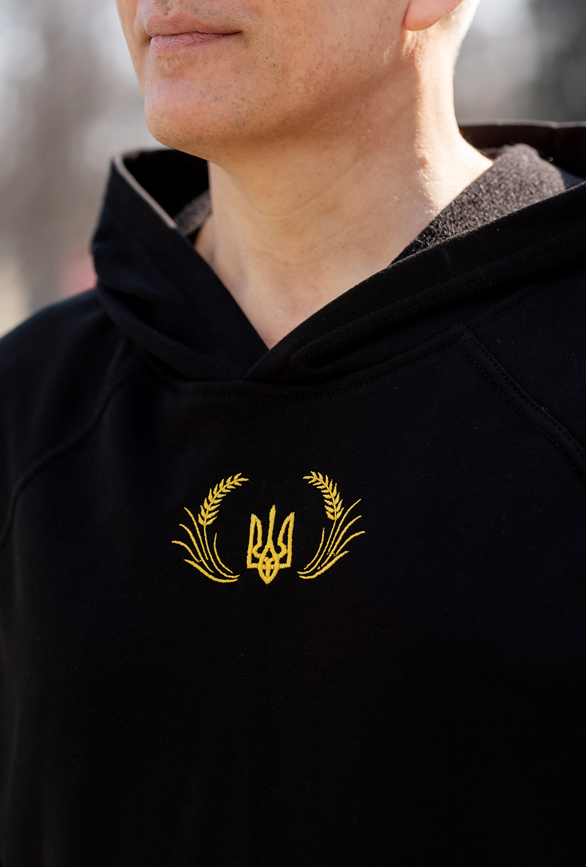 Чорне патріотичне чоловіче худі з гербом та колосом —  301083. Maritel. Зображення 2