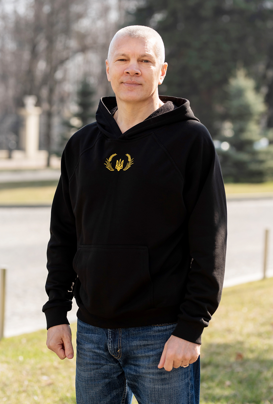 Чорне патріотичне чоловіче худі з гербом та колосом —  301083. Maritel