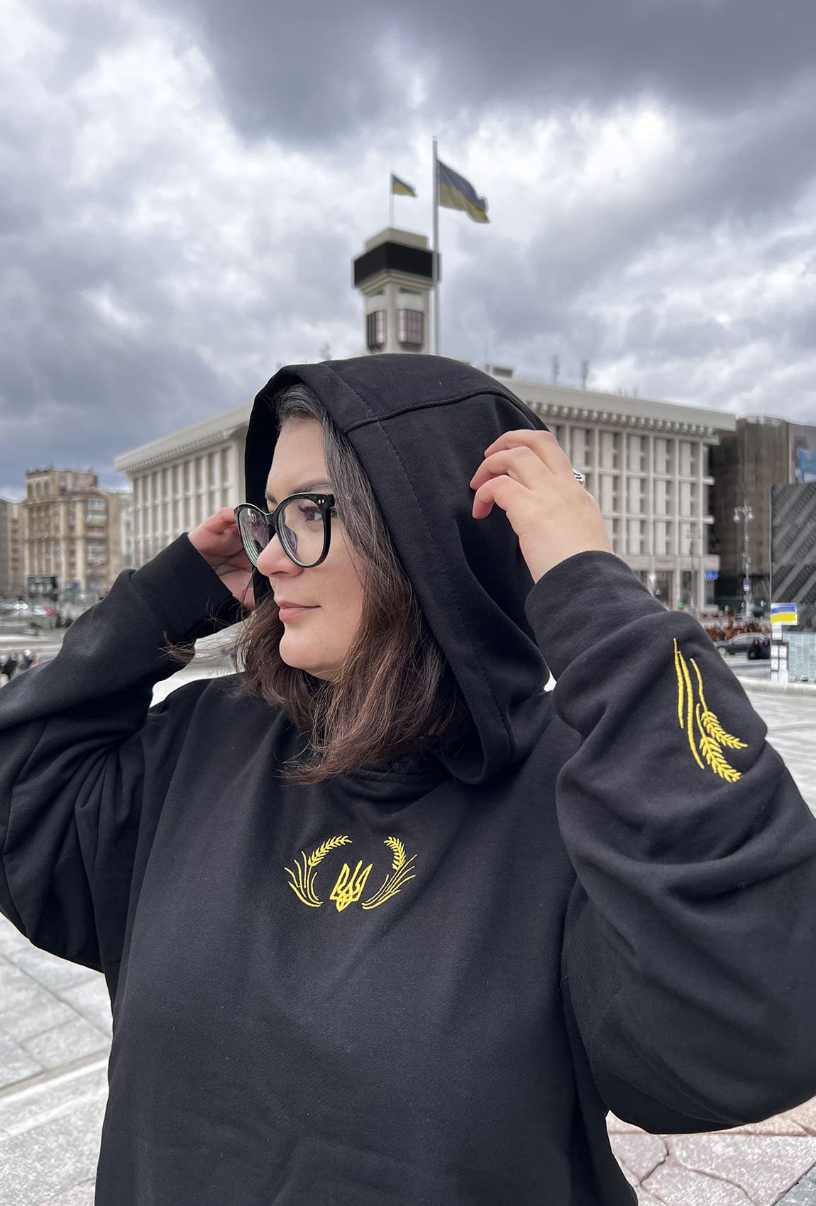 Чорний худі з патріотичною вишивкою на рукавах —  625410. Maritel. Зображення 2