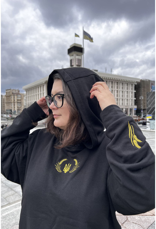 Чорний худі з патріотичною вишивкою на рукавах — 625410. Maritel. Зображення 2 Чорний худі з патріотичною вишивкою на рукавах — 625410. Maritel. Зображення 2