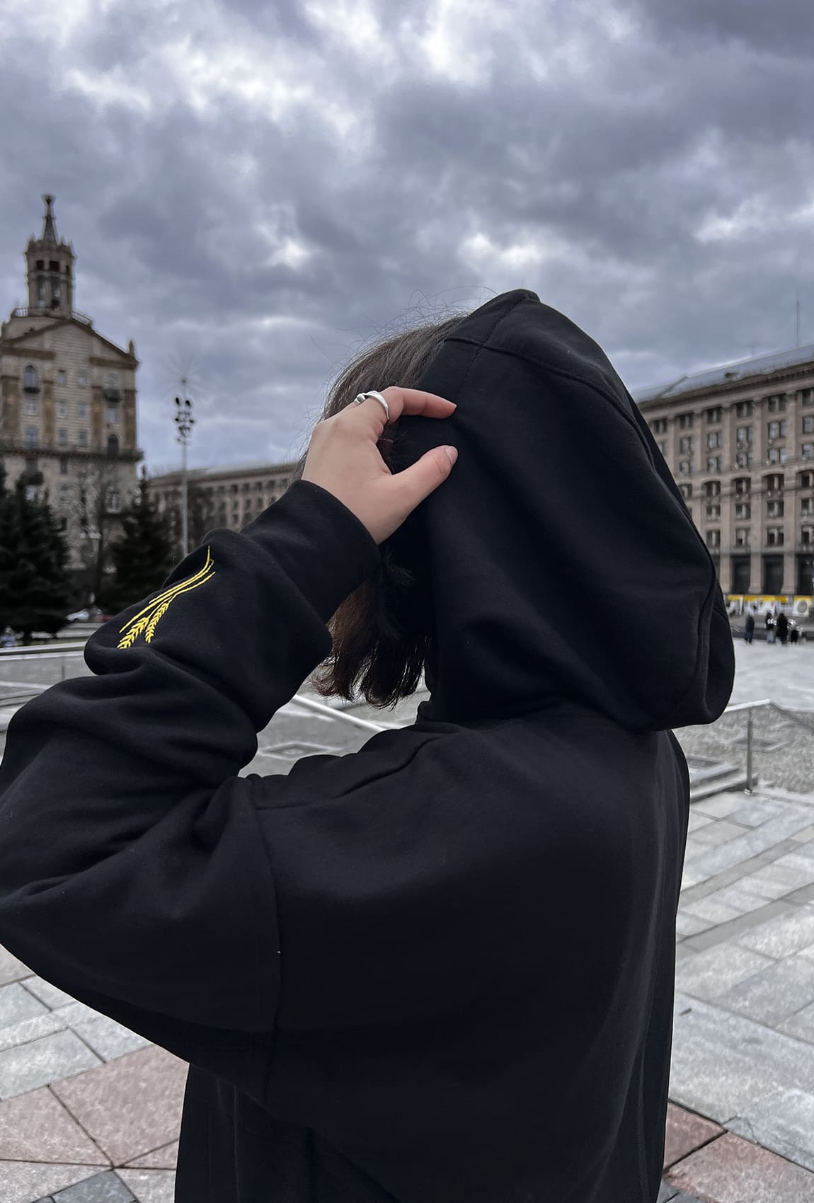 Чорний худі з патріотичною вишивкою на рукавах —  625410. Maritel. Зображення 3