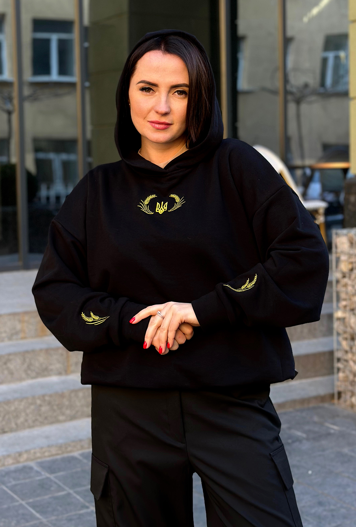 Чорний худі з патріотичною вишивкою на рукавах —  625410. Maritel