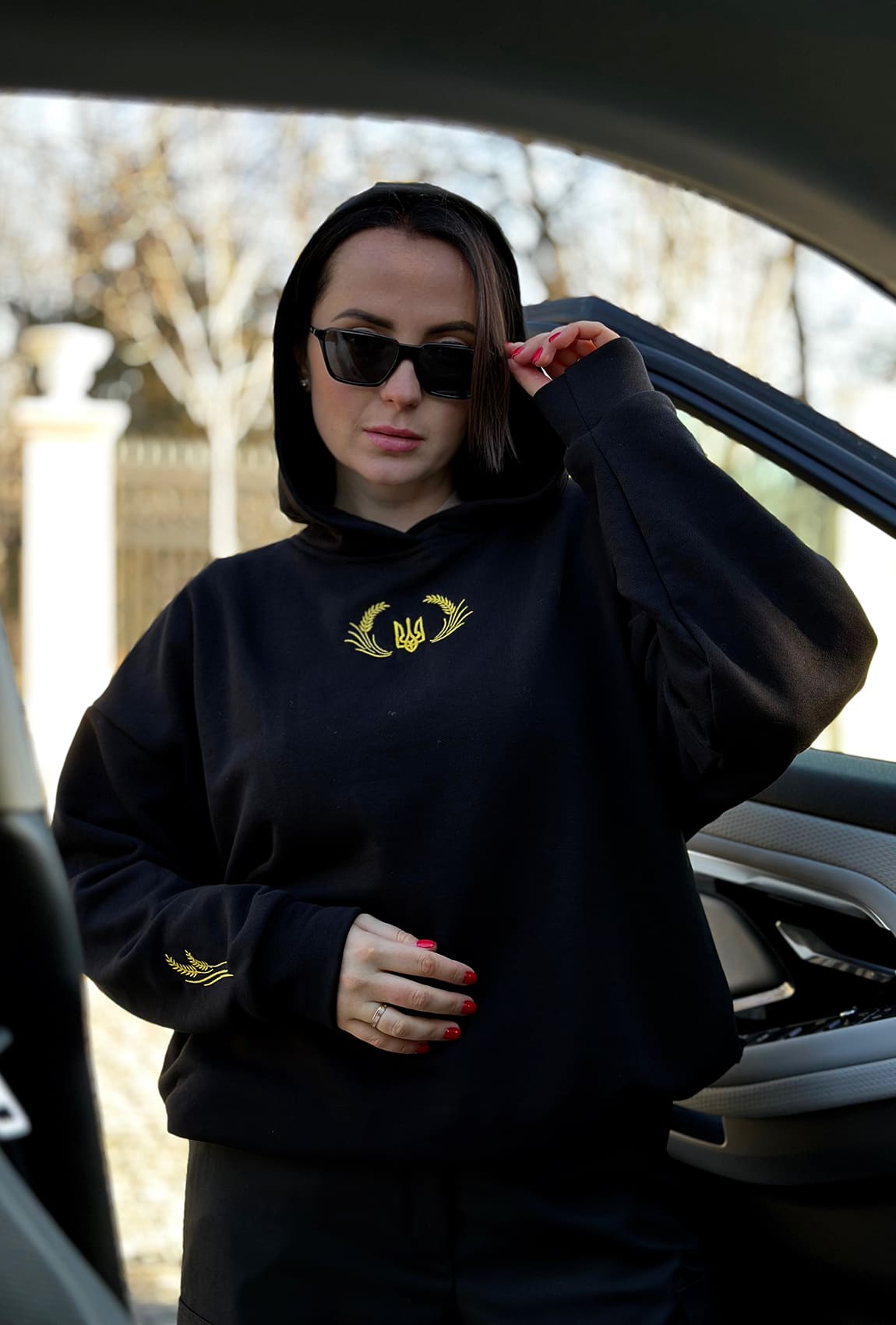 Чорний худі з патріотичною вишивкою на рукавах —  625410. Maritel. Зображення 1