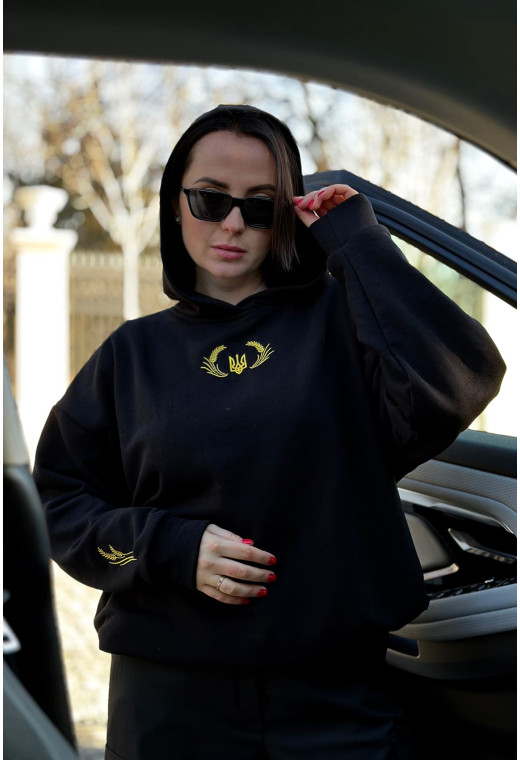 Чорний худі з патріотичною вишивкою на рукавах — 625410. Maritel. Зображення 1 Чорний худі з патріотичною вишивкою на рукавах — 625410. Maritel. Зображення 1