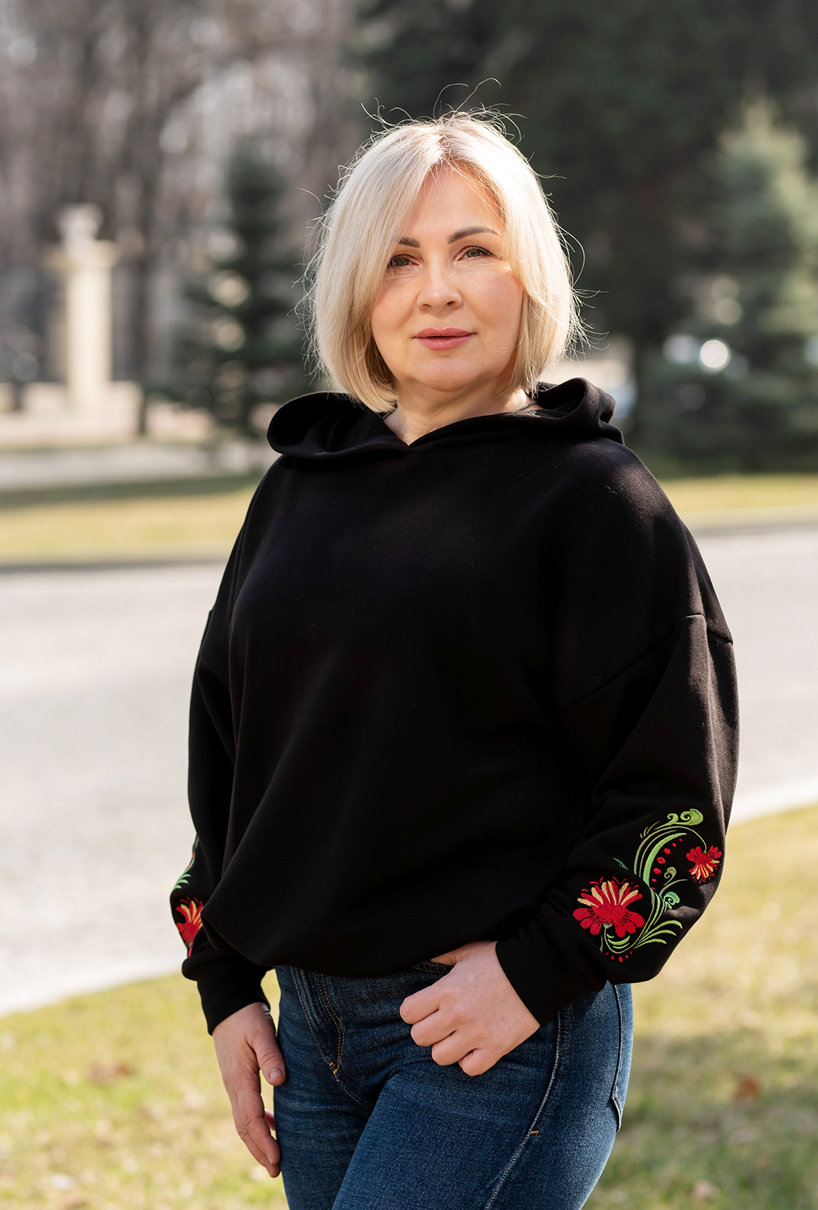 Чорний худі з червоною вишивкою на рукавах —  467604. Maritel Чорний худі з червоною вишивкою на рукавах —  467604. Maritel