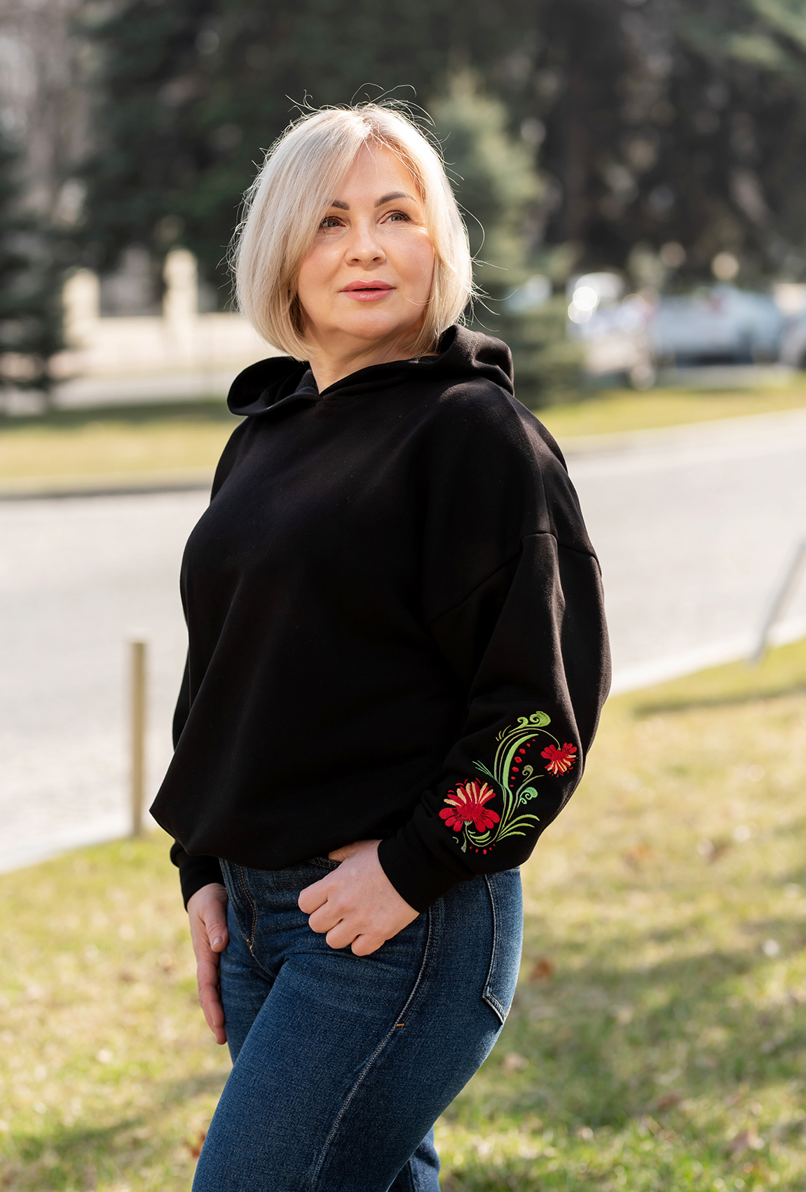 Чорний худі з червоною вишивкою на рукавах —  467604. Maritel. Зображення 1 Чорний худі з червоною вишивкою на рукавах —  467604. Maritel. Зображення 1