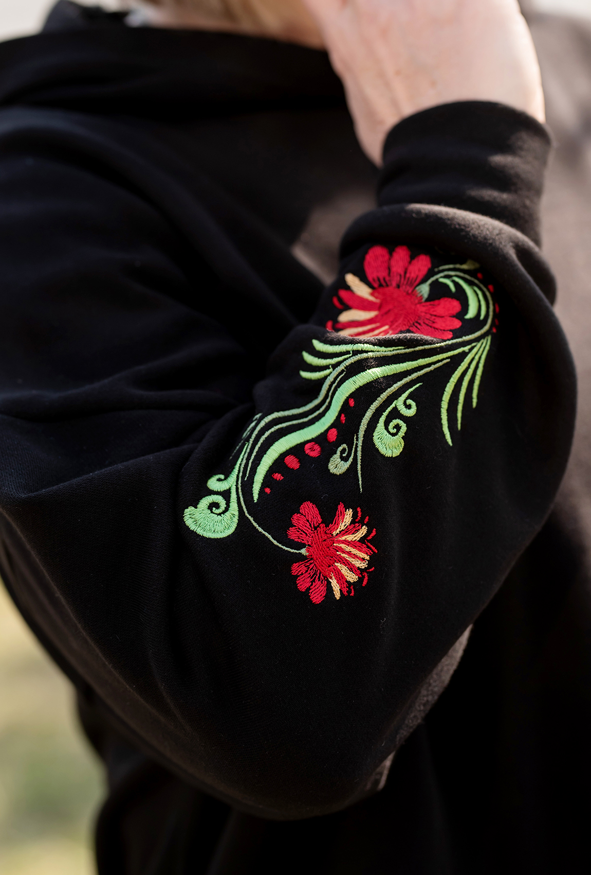 Чорний худі з червоною вишивкою на рукавах —  467604. Maritel. Зображення 2 Чорний худі з червоною вишивкою на рукавах —  467604. Maritel. Зображення 2