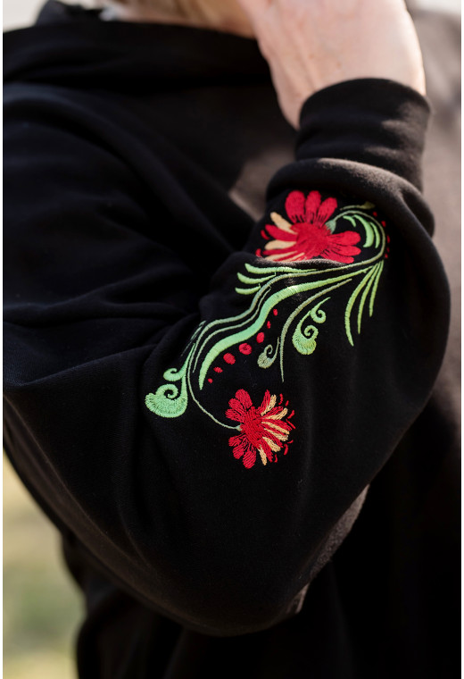 Черный худи с красной вышивкой на рукавах — 467604. Maritel. Изображенние 2 Черный худи с красной вышивкой на рукавах — 467604. Maritel. Изображенние 2