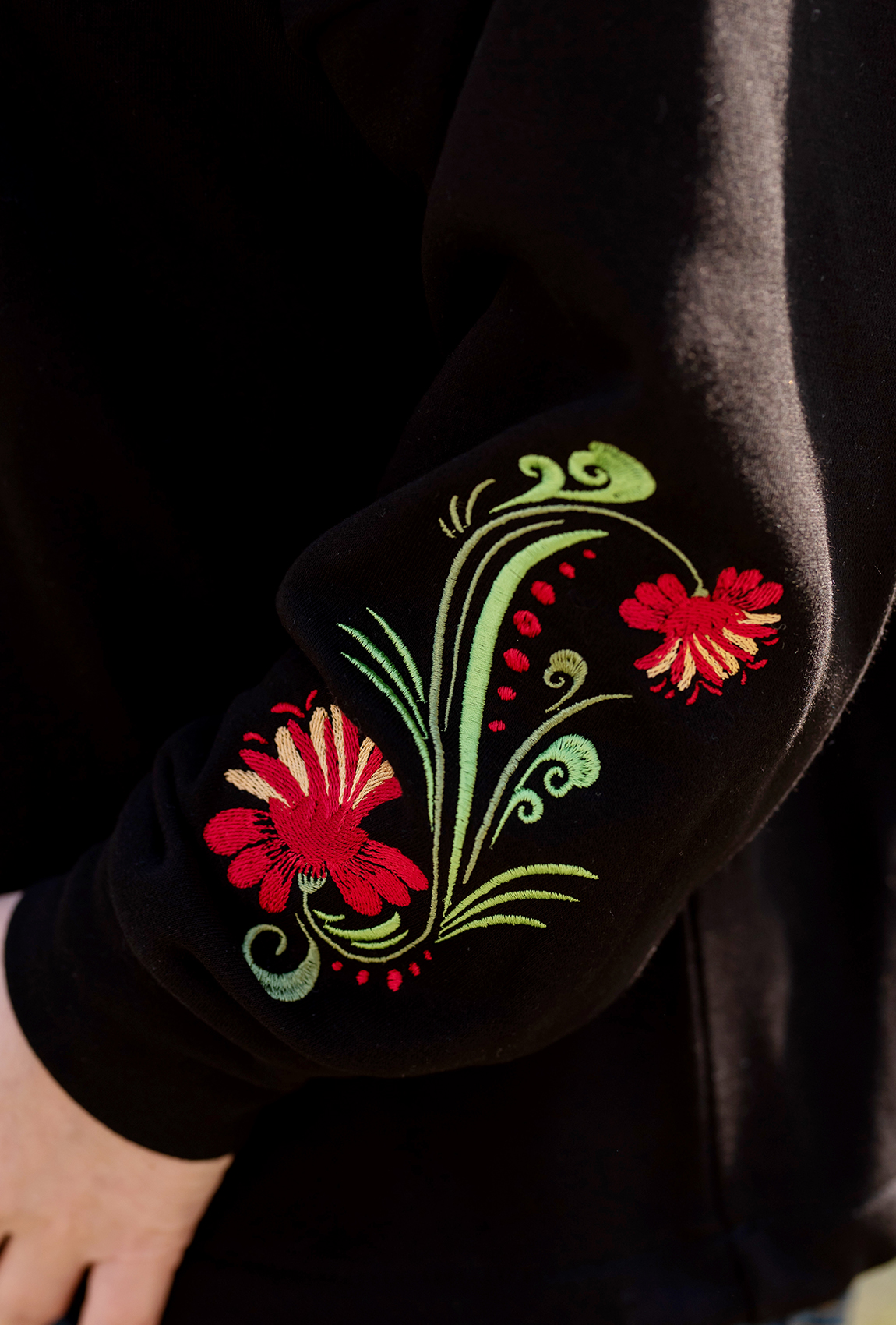 Чорний худі з червоною вишивкою на рукавах —  467604. Maritel. Зображення 3 Чорний худі з червоною вишивкою на рукавах —  467604. Maritel. Зображення 3