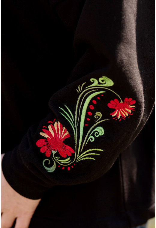 Черный худи с красной вышивкой на рукавах — 467604. Maritel. Изображенние 3 Черный худи с красной вышивкой на рукавах — 467604. Maritel. Изображенние 3