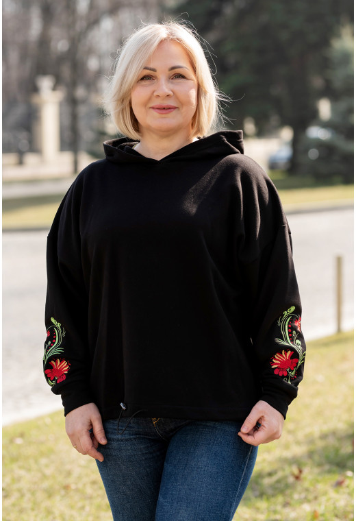 Черный худи с красной вышивкой на рукавах — 467604. Maritel. Изображенние 5 Черный худи с красной вышивкой на рукавах — 467604. Maritel. Изображенние 5