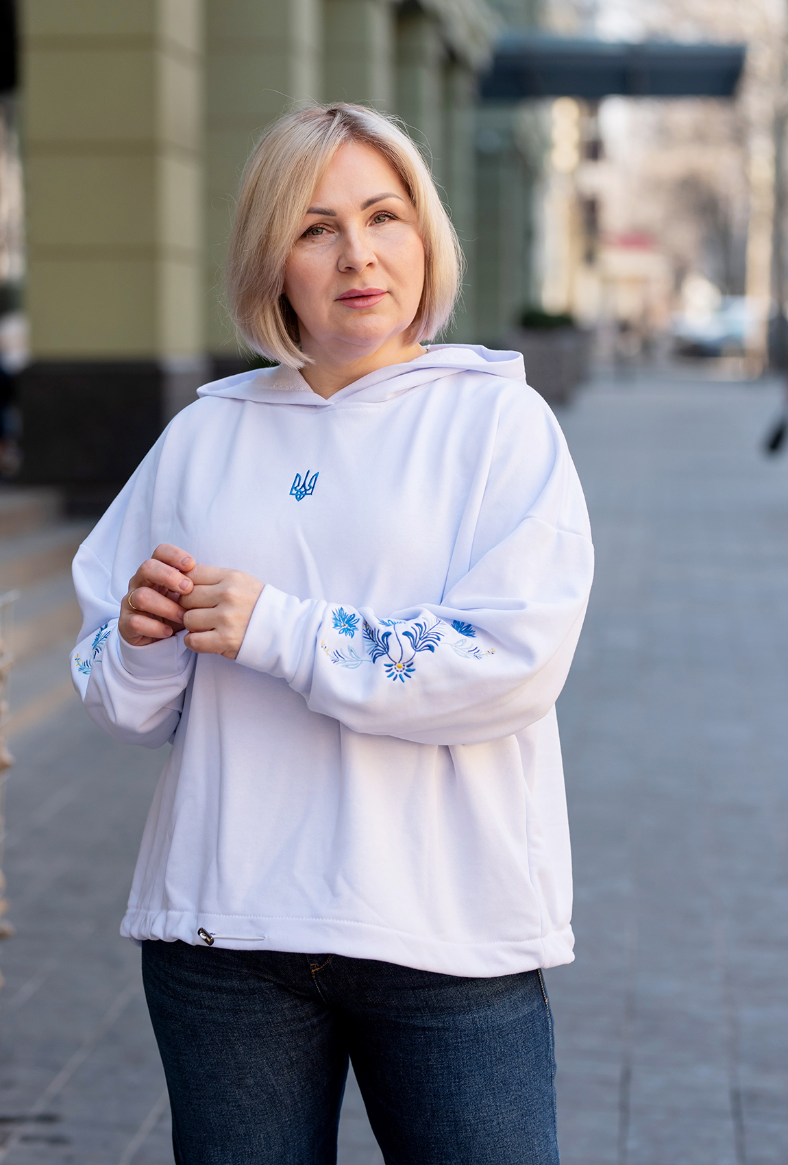 Біле патріотичне худі з блакитною вишивкою на рукавах —  568741. Maritel. Зображення 1 Біле патріотичне худі з блакитною вишивкою на рукавах —  568741. Maritel. Зображення 1