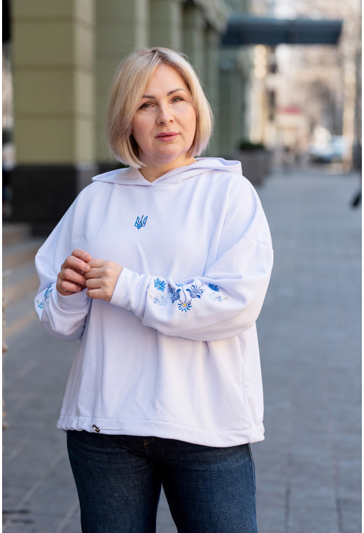 Біле патріотичне худі з блакитною вишивкою на рукавах — 568741. Maritel. Зображення 1 Біле патріотичне худі з блакитною вишивкою на рукавах — 568741. Maritel. Зображення 1