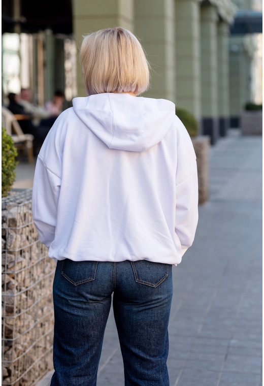 Біле патріотичне худі з блакитною вишивкою на рукавах — 568741. Maritel. Зображення 2 Біле патріотичне худі з блакитною вишивкою на рукавах — 568741. Maritel. Зображення 2