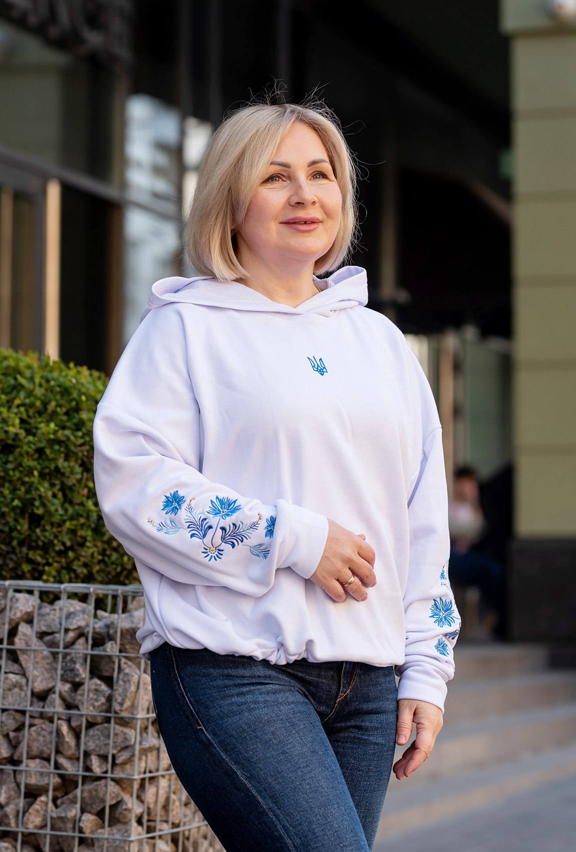 Біле патріотичне худі з блакитною вишивкою на рукавах —  568741. Maritel Біле патріотичне худі з блакитною вишивкою на рукавах —  568741. Maritel